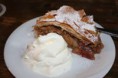 Apfelstrudel mit Schlag